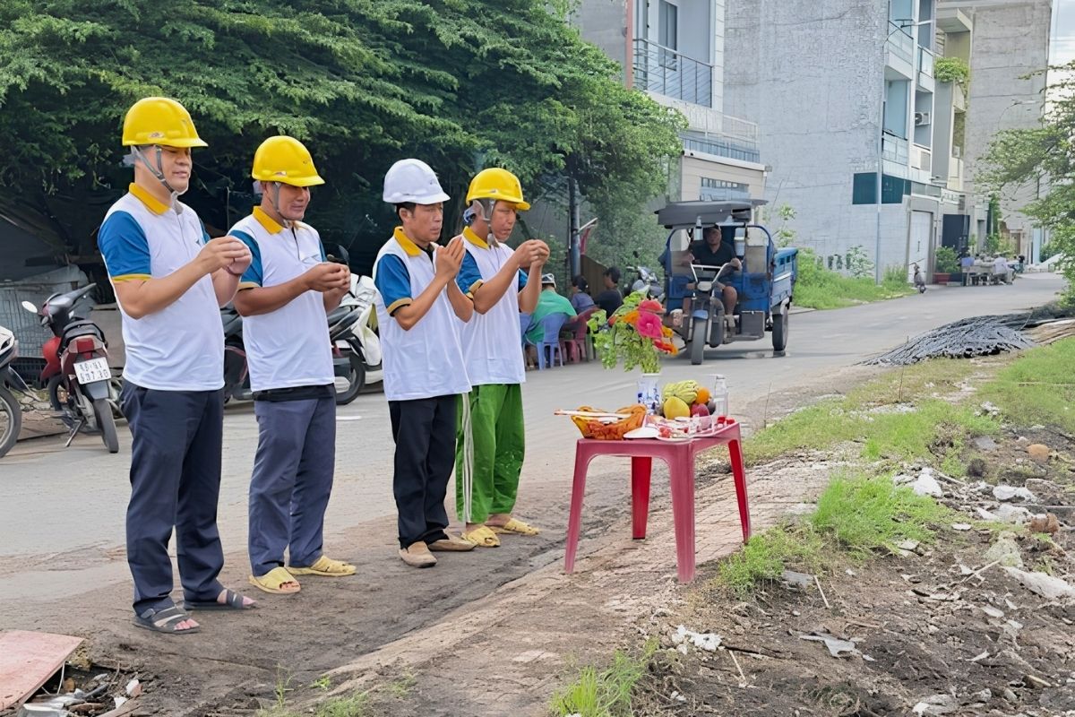 Đội ngũ DXD Home thực hiện lễ động thổ trước khi khởi công công trình nhà ở dân dụng.