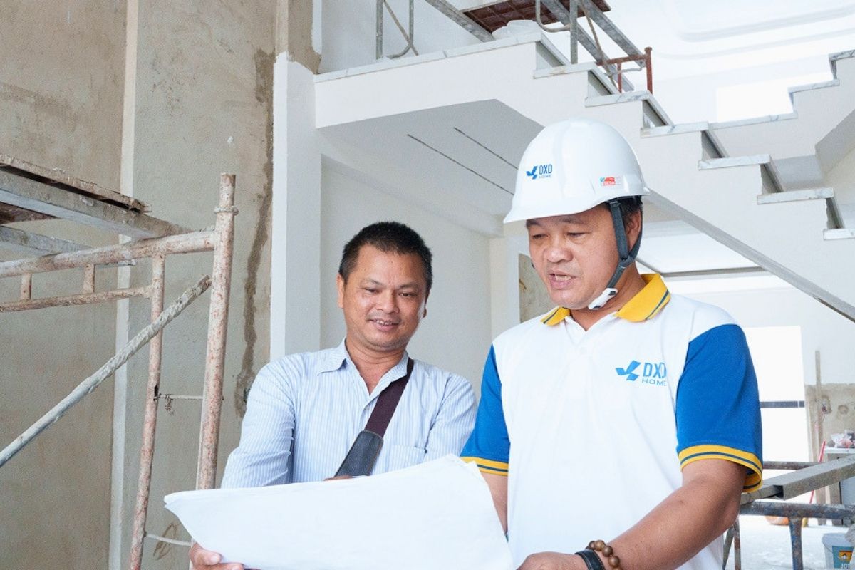 Kỹ sư DXD Home tư vấn và trao đổi bản vẽ cùng gia chủ tại công trình.