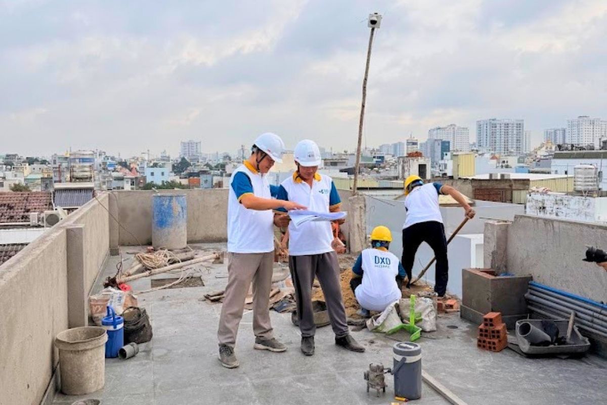 Kỹ sư DXD Home kiểm tra bản vẽ và giám sát thi công tại công trình.