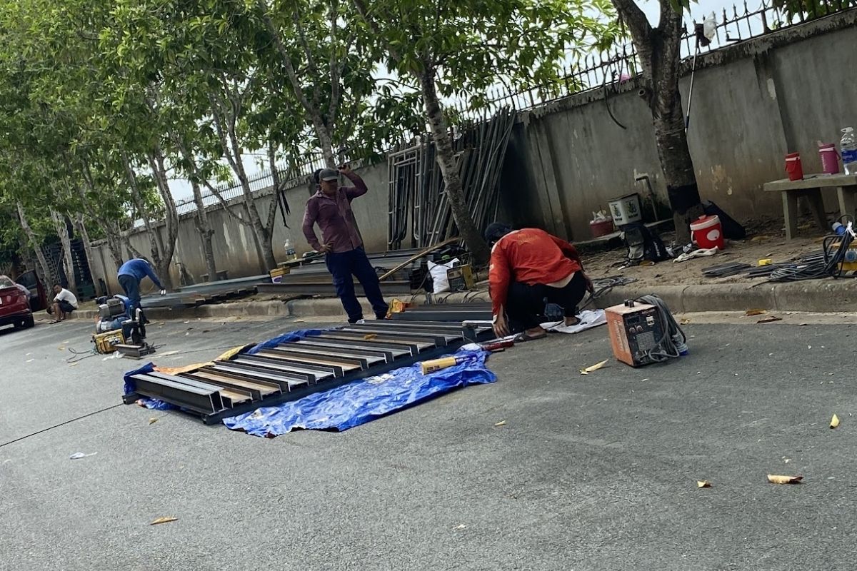 Công nhân gia công cấu kiện thép chuẩn bị cho công trình