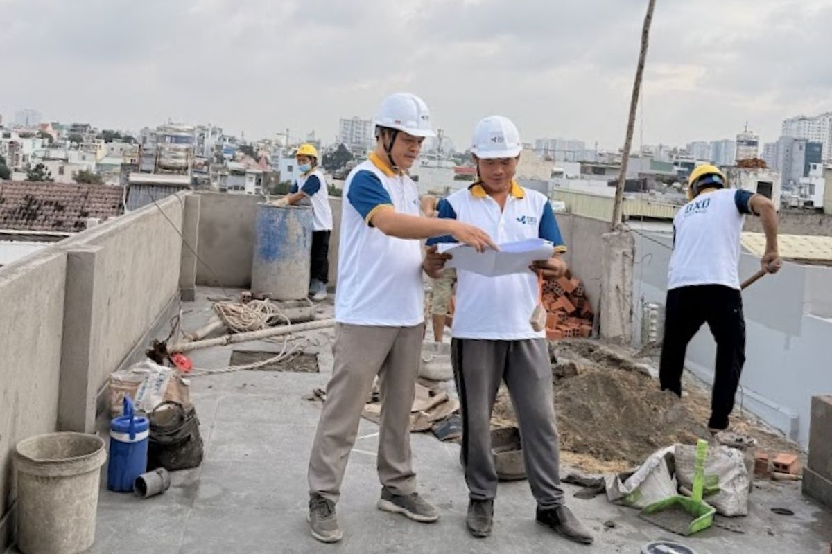 Kỹ sư DXD Home trao đổi phương án tại công trình