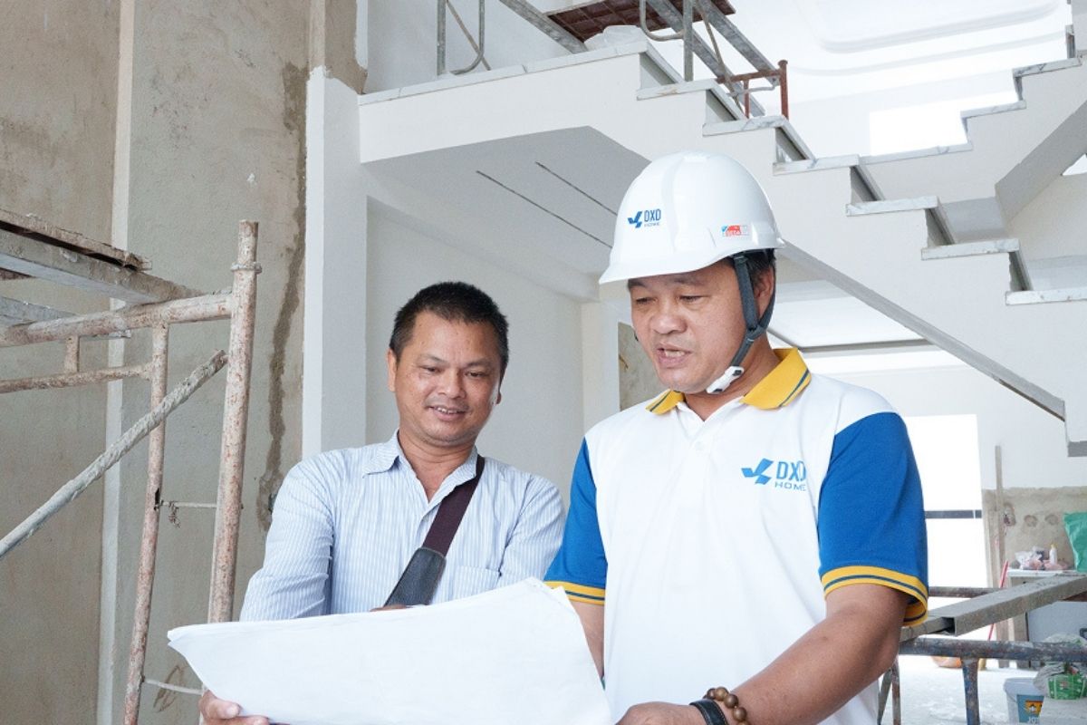 Kỹ sư DXD Home kiểm tra hồ sơ và công trình thực tế