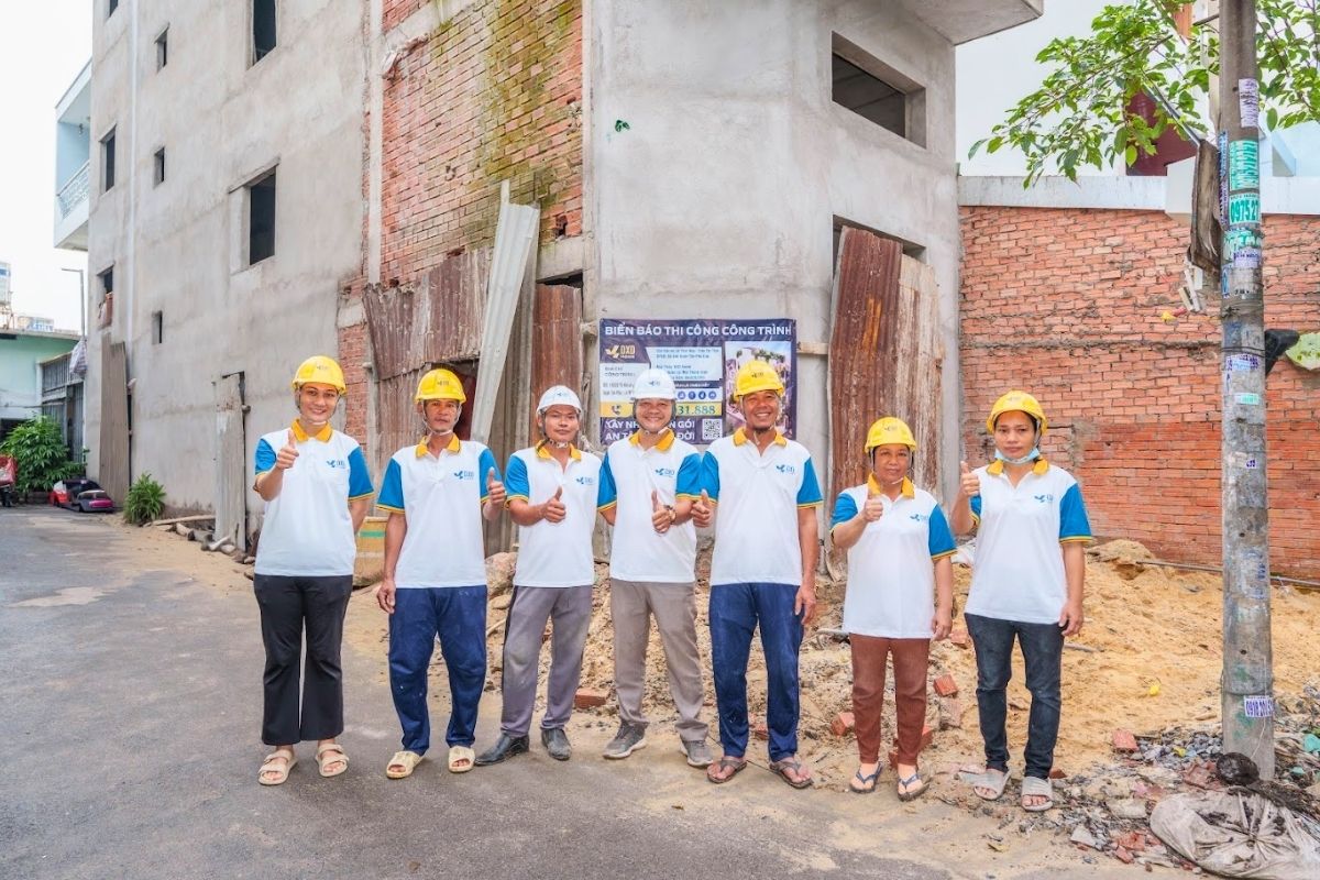 Đội ngũ DXD Home tại công trình xây dựng nhà ở dân dụng.