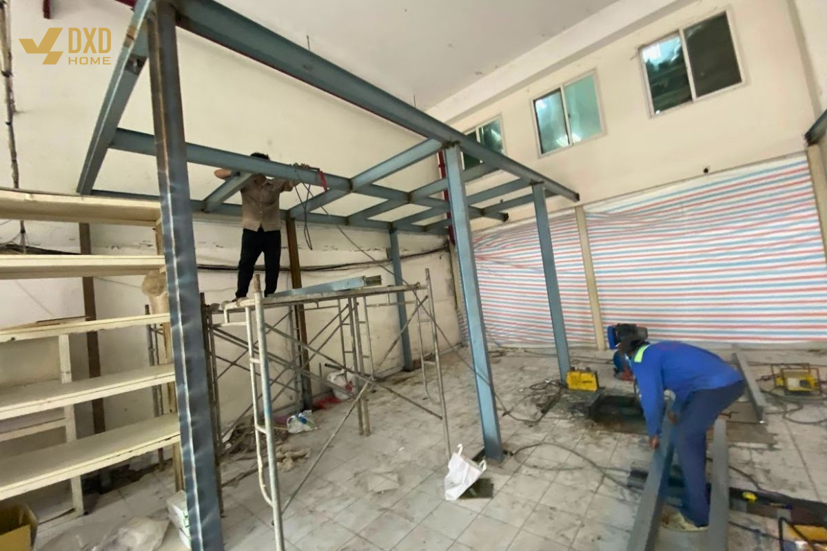 Đội ngũ DXD Home thi công hệ khung và các hạng mục kết cấu theo đúng phương án đã thống nhất trước khi bước vào giai đoạn hoàn thiện.