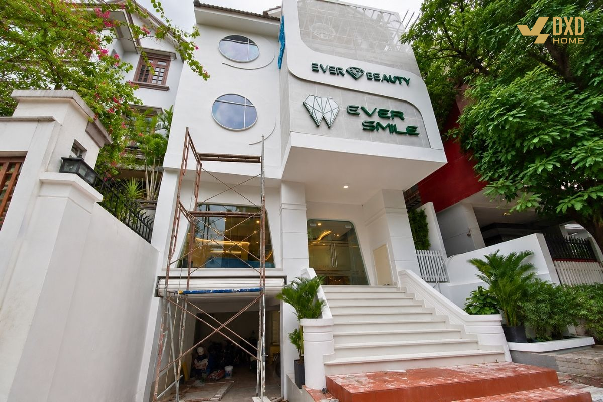 Mặt tiền showroom trong giai đoạn hoàn thiện