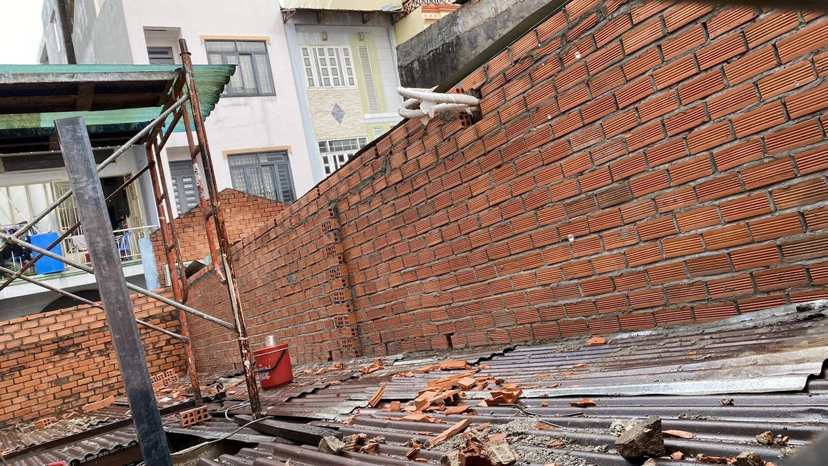 Thi công xây tường nâng tầng công trình cải tạo tại Trường Chinh, Phường 12, Tân Bình