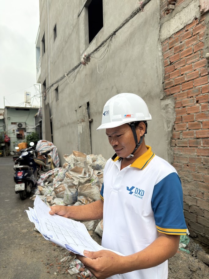 Kỹ sư kiểm tra tại công trình