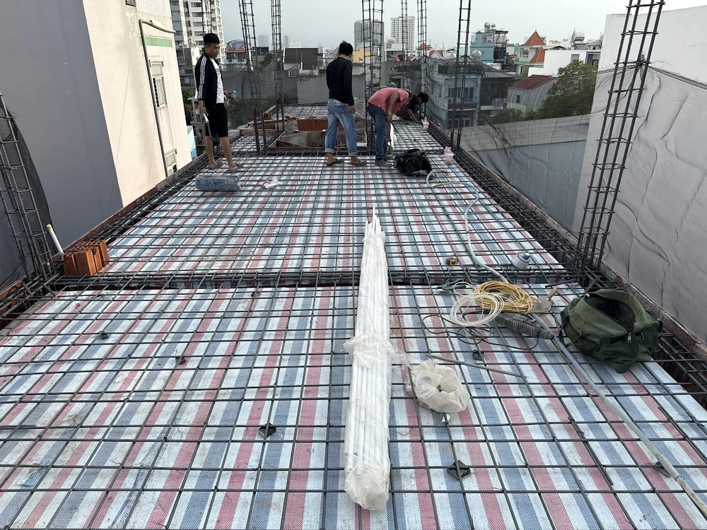 Gia công cốt thép chuẩn bị đổ bê tông sàn