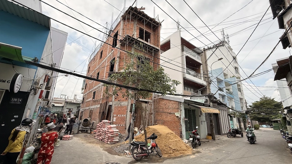 Toàn cảnh công trình nhà phố 4 tầng đang thi công phần thô tại Tô Hiệu, phường Phú Thạnh, Tân Phú