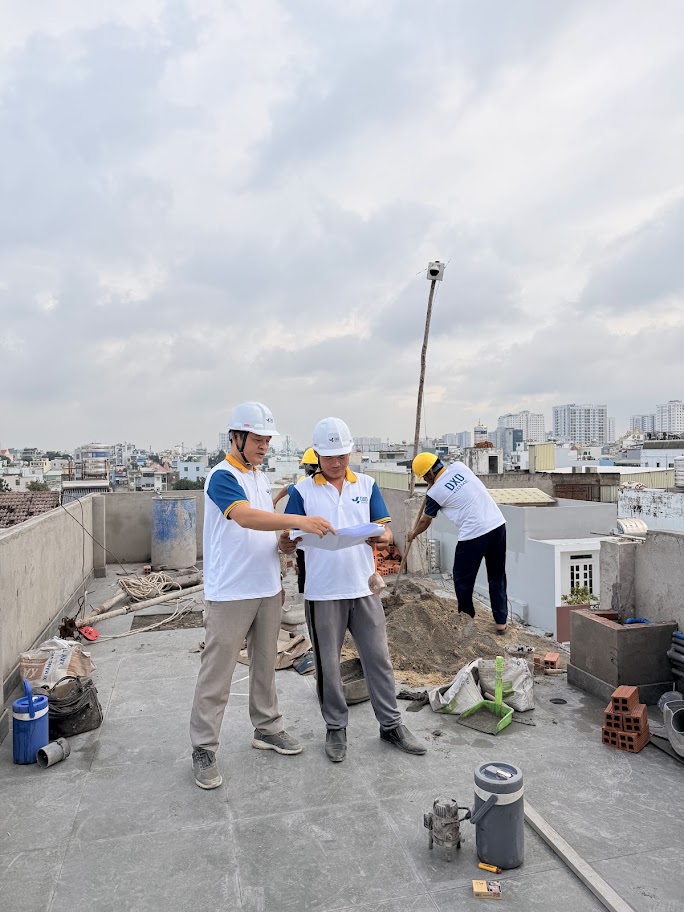 Kỹ sư DXD Home kiểm tra chất lượng tại công trường
