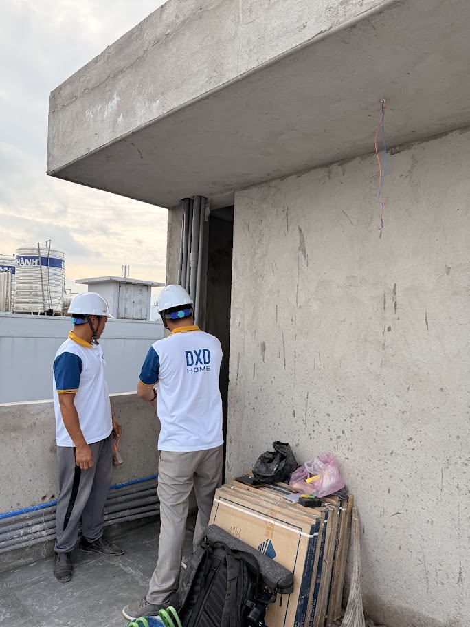 Kỹ sư DXD Home kiểm tra chất lượng tại công trường